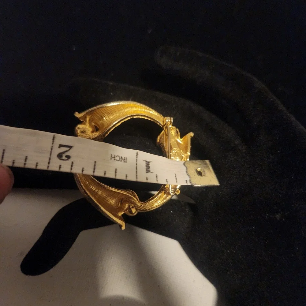Vintage‎ Gold Tone Faux Pearl Textured Wreath Brooch Pin Circular Design 2 Inch